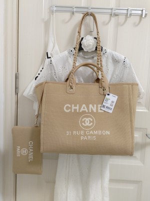Handbag   Chanel  size  38 cm