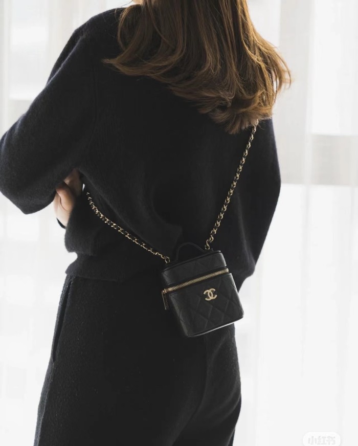  Handbag  Chanel  size  11×10×4 cm