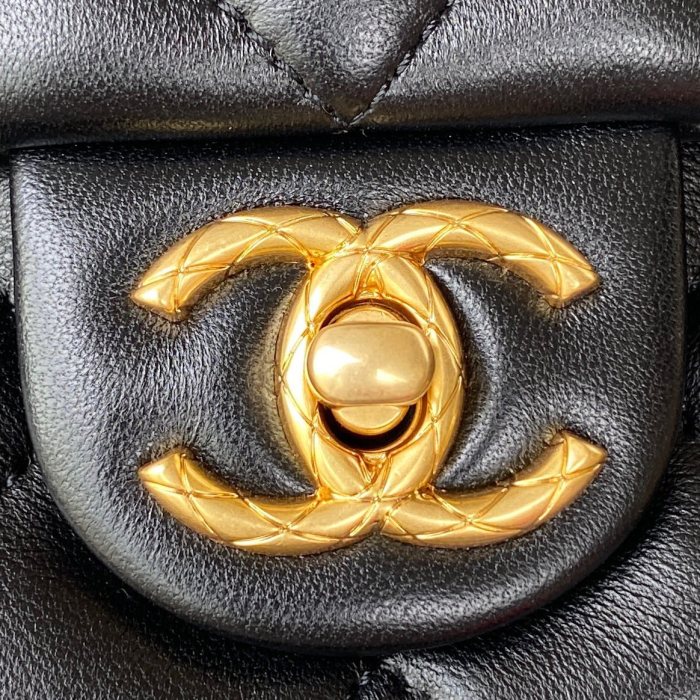 Handbag  Chanel  AS3609  size  16*25*10 cm