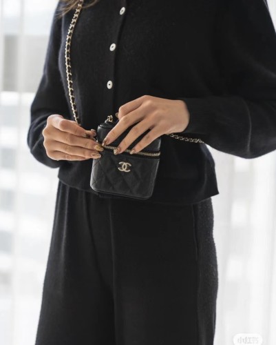  Handbag  Chanel  size  11×10×4 cm