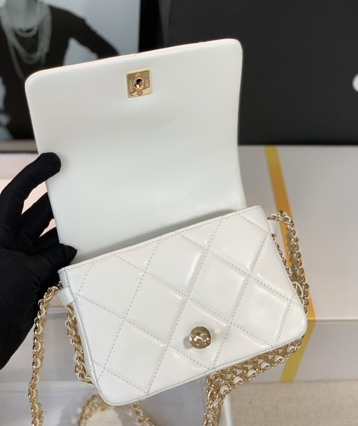Handbag  Chanel  size  18  cm