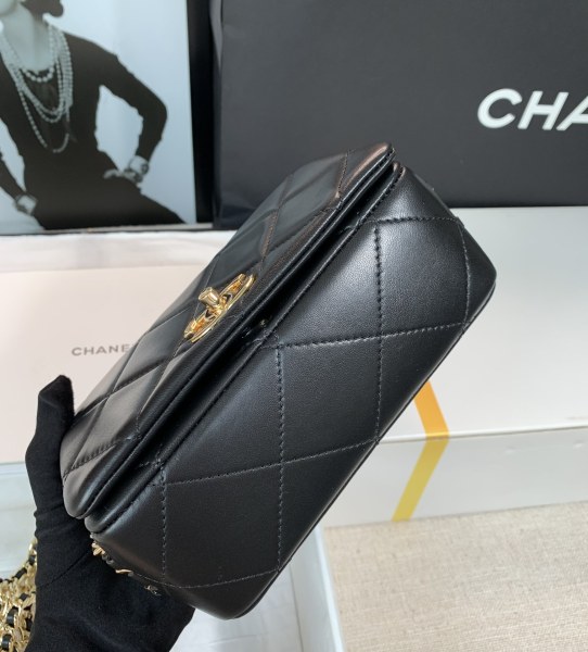Handbag  Chanel  size 18  cm