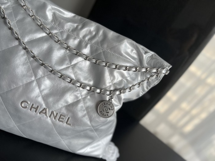 Handbag  Chanel  size 39cmx42cmx8 cm