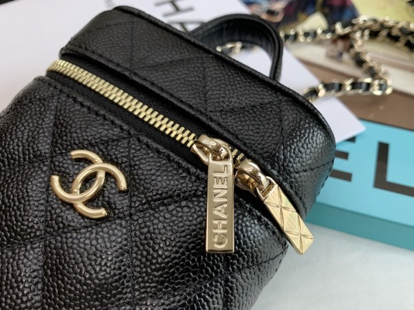 Handbag  Chanel  size  11×10×4 cm