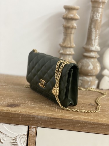 Handbag  Chanel   81221  size  19 cm