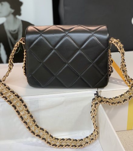 Handbag  Chanel  size 18  cm