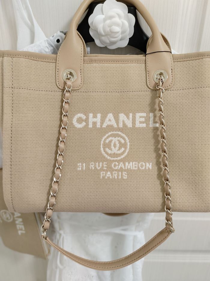 Handbag   Chanel   size  38 cm