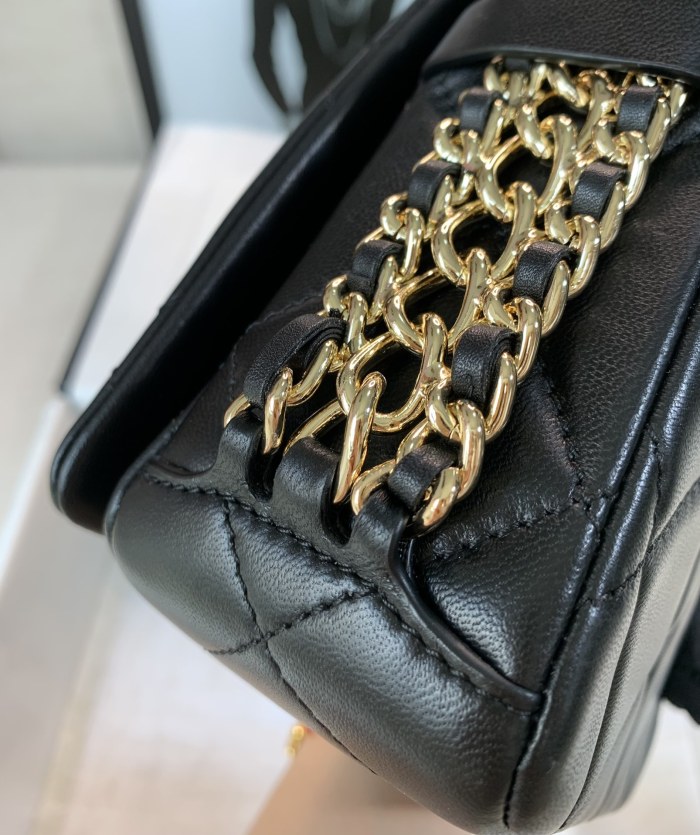 Handbag  Chanel  size 18  cm