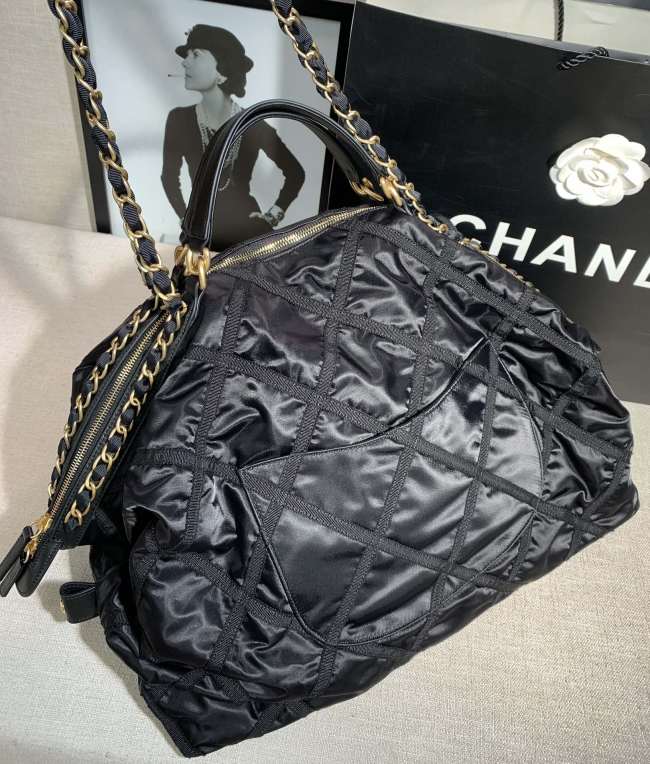 Handbag  Chanel  size  25×46×28 cm