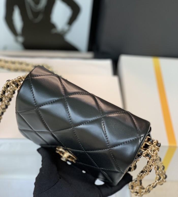 Handbag  Chanel  size 18  cm