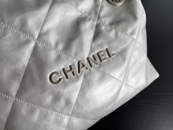 Handbag  Chanel  size 39cmx42cmx8 cm
