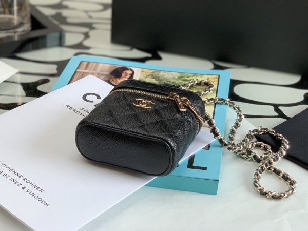  Handbag  Chanel  size  11×10×4 cm