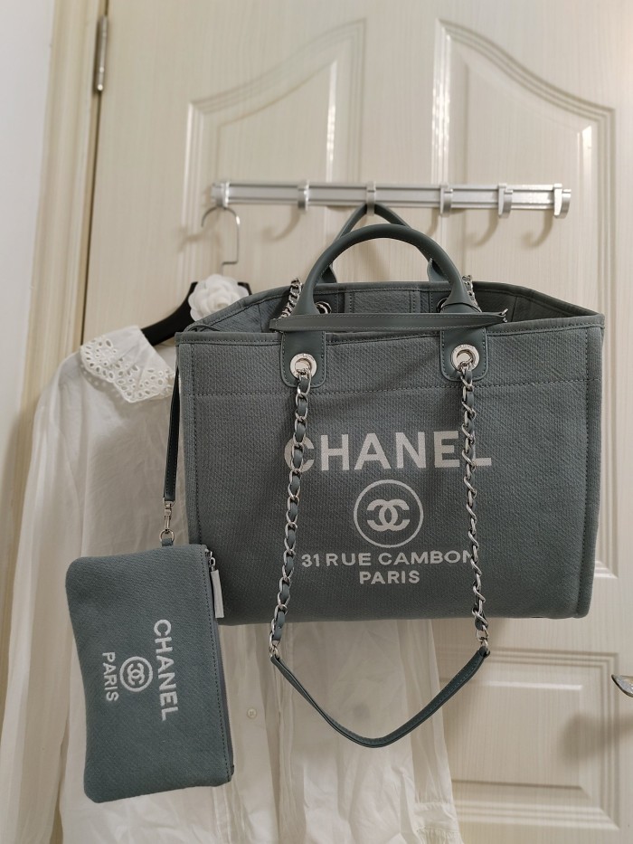 Handbag   Chanel  size  38 cm