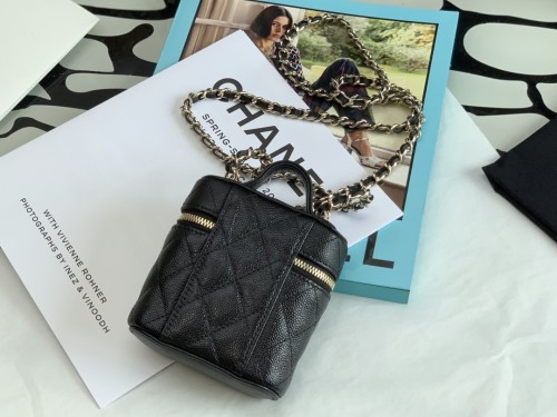  Handbag  Chanel  size  11×10×4 cm