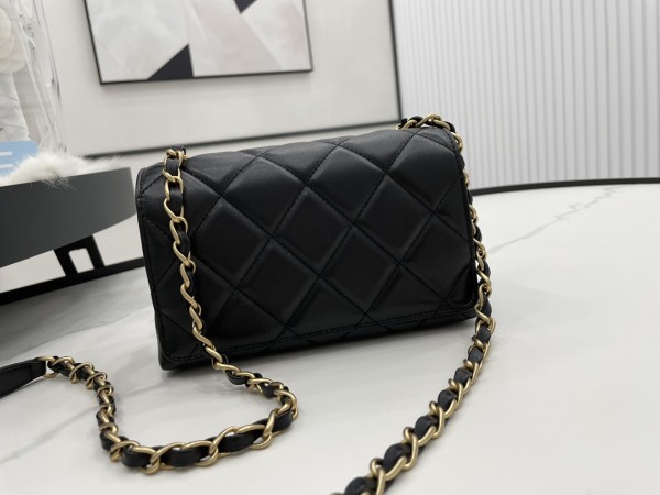 Handbag  Chanel  AS2633  size  18*7*12 cm