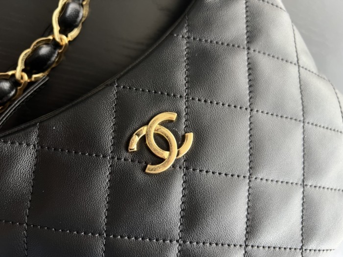 Handbag  Chanel   size  17.5cm24cm6 cm