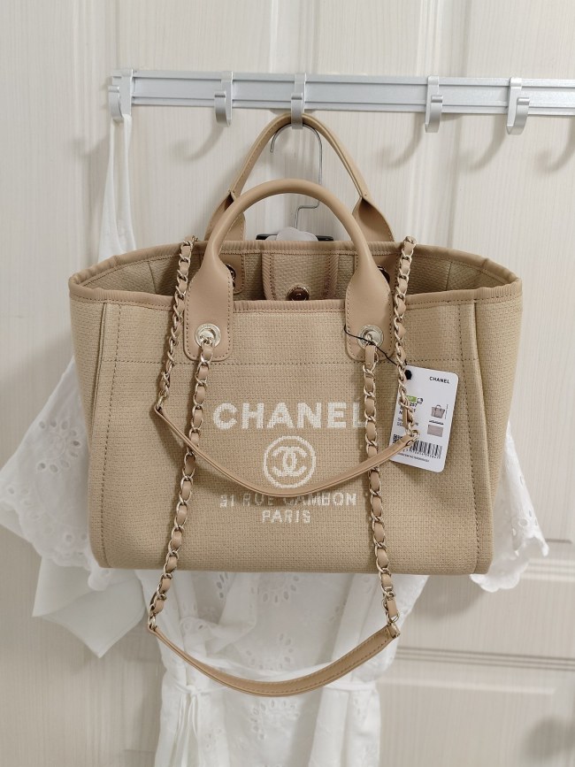 Handbag   Chanel   size  38 cm