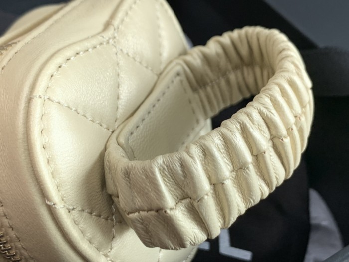  Handbag  Chanel   size  8*8.5*5.5* cm