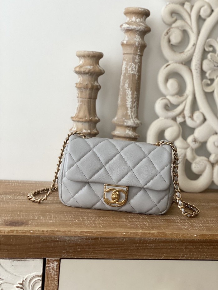 Handbag  Chanel  3473  size  13*18*6 cm