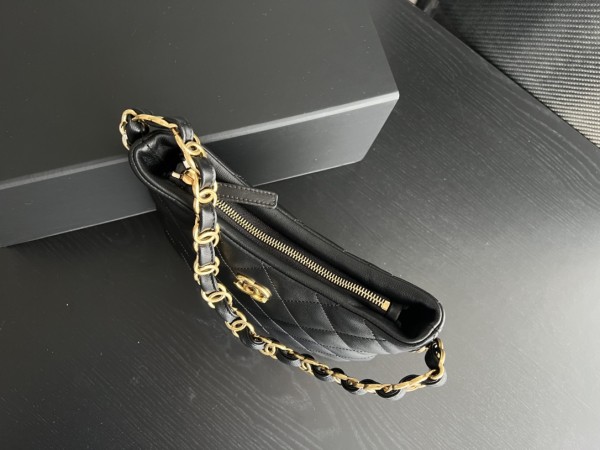 Handbag  Chanel   size  17.5cm24cm6 cm