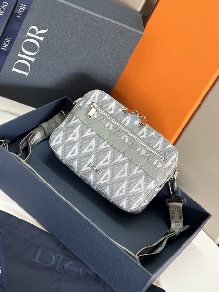 Handbag  Dior  93307  size  22 x 15 x 6  cm