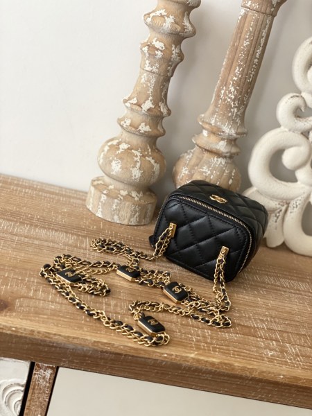 Handbag   Chanel   81218  size  11 8.5 7 cm