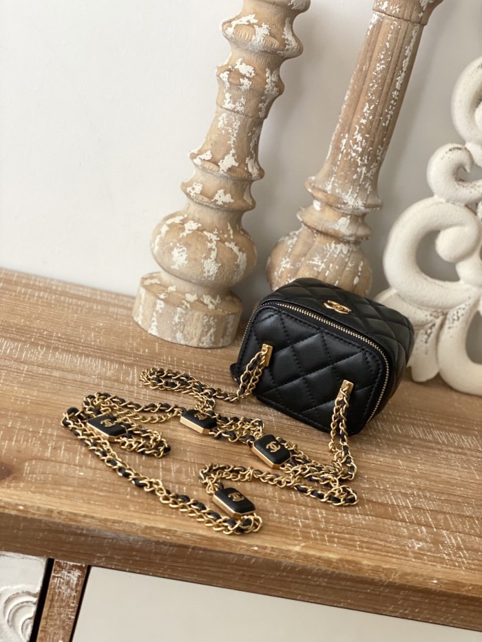 Handbag   Chanel   81218  size  11 8.5 7 cm