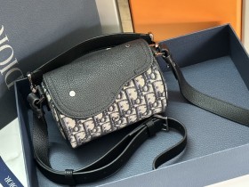 Handbag  Dior  93367  size 17 x11 x 11  cm