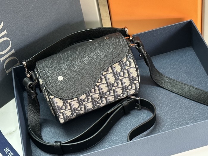 Handbag  Dior  93367  size 17 x11 x 11  cm