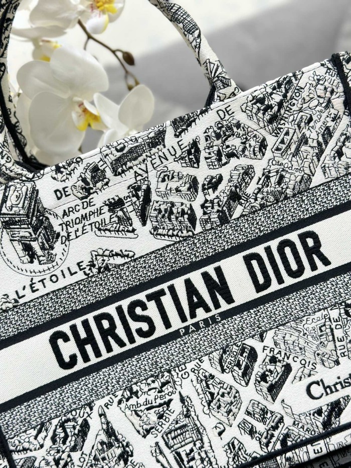 Handbag   Dior  M1286  size 36 x 27.5 x 16.5  cm