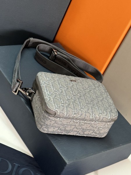 Handbag  Dior   93310  size  17 x 12.5 x 5   cm