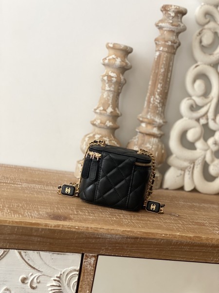 Handbag   Chanel   81218  size  11 8.5 7 cm