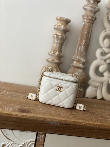 Handbag   Chanel  81218  size  11 8.5 7 cm