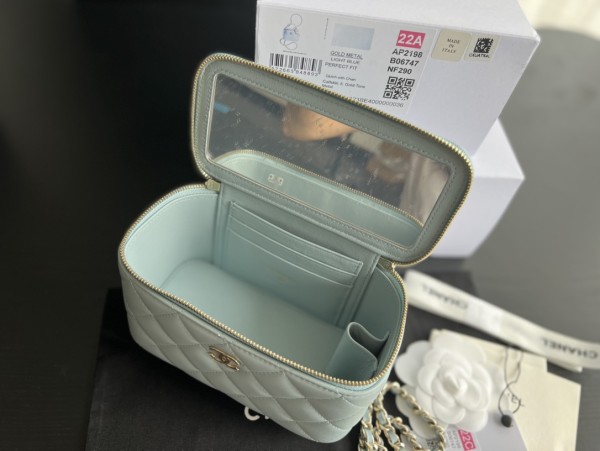  Handbag   Chanel  AP2199  size  17cmx9.5cmx8 cm 