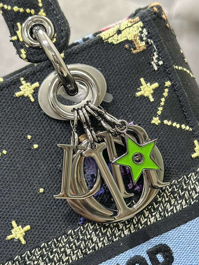 Handbag   Dior  M0565  size  24 x 20 x 11  cm