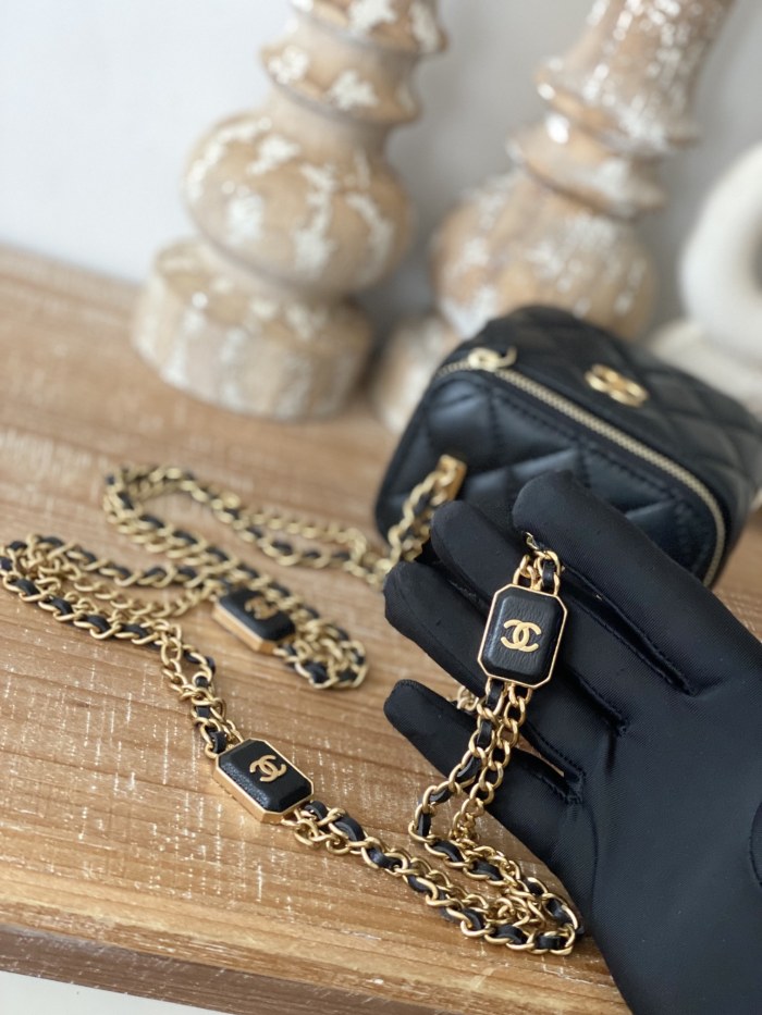 Handbag   Chanel   81218  size  11 8.5 7 cm