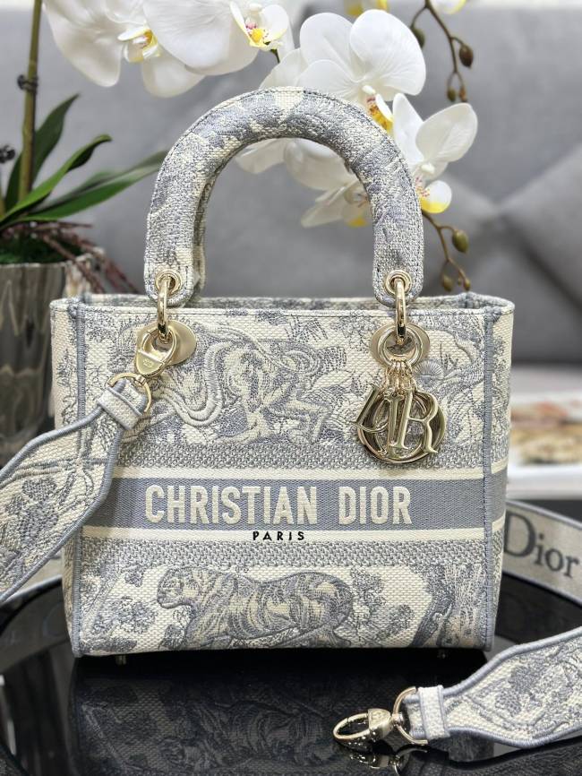 Handbag   Dior  M0565  size  24 x 20 x 11  cm