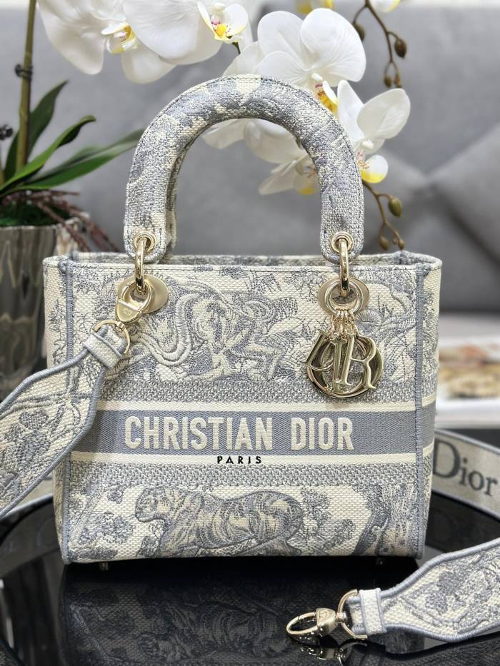 Handbag   Dior  M0565  size  24 x 20 x 11  cm