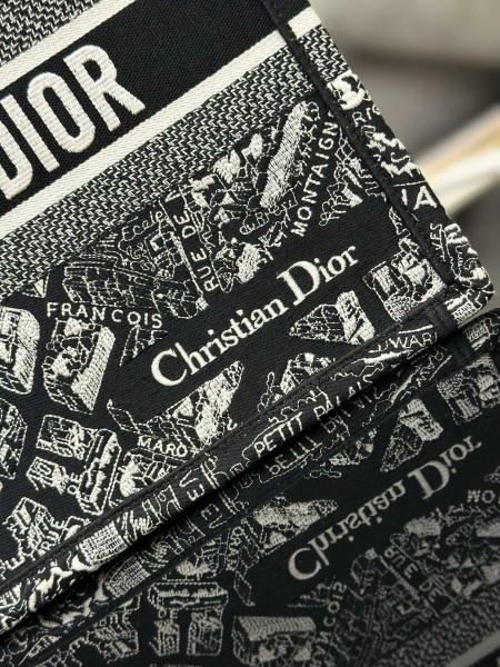 Handbag   Dior M1286  size  36 x 27.5 x 16.5  cm