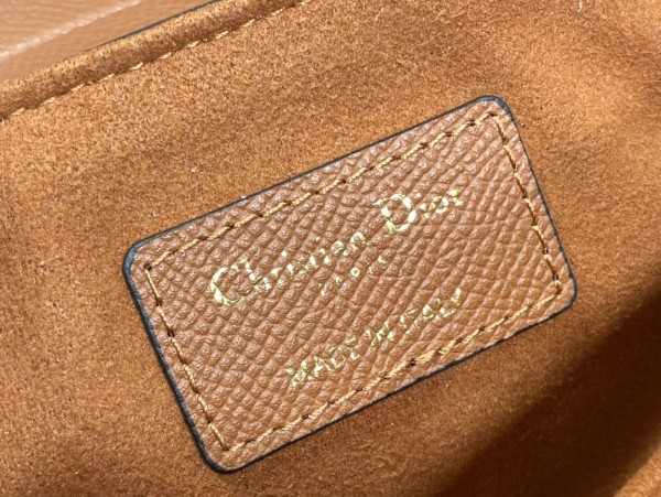 Handbag   Dior  size  19.5 cm