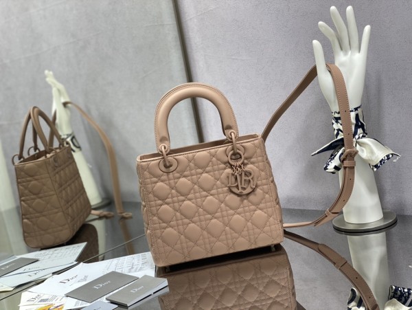  Handbag   Dior  size  24 cm