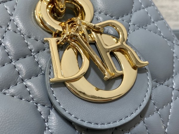 Handbag   Dior  size  22.5*6*11.5 cm