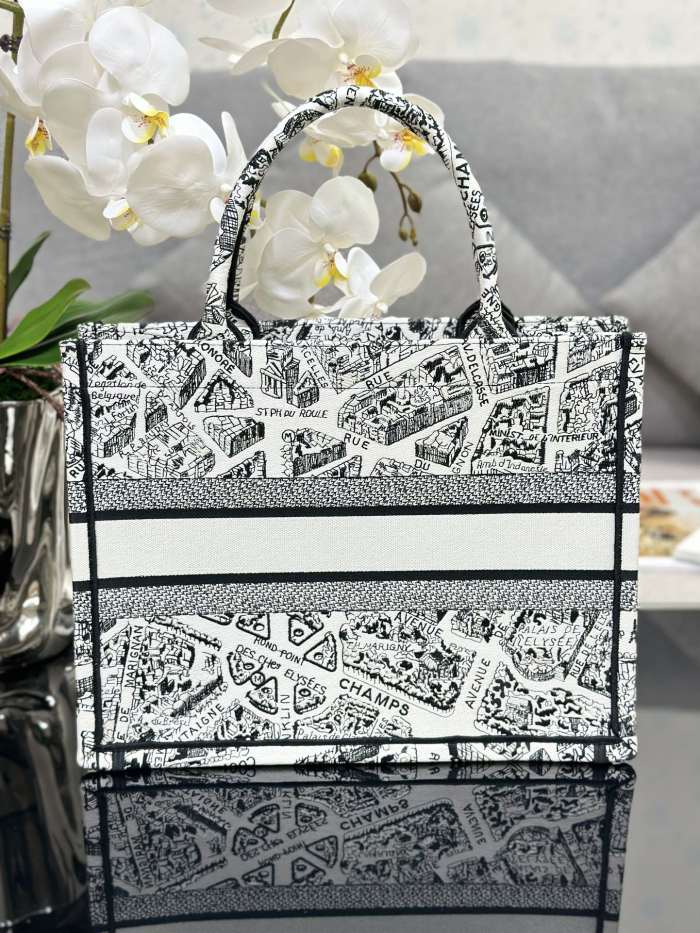 Handbag   Dior  M1286  size 36 x 27.5 x 16.5  cm