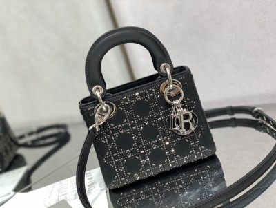  Handbag   Dior  size  17 cm