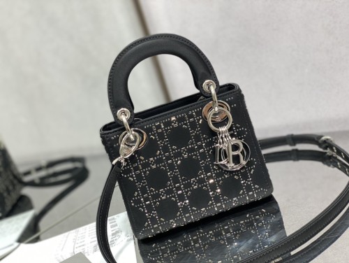  Handbag   Dior  size  17 cm