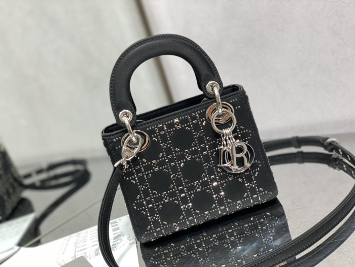  Handbag   Dior  size  17 cm