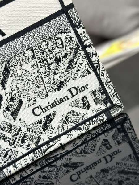 Handbag   Dior M1286  size  42 x 35 x 18.5  cm