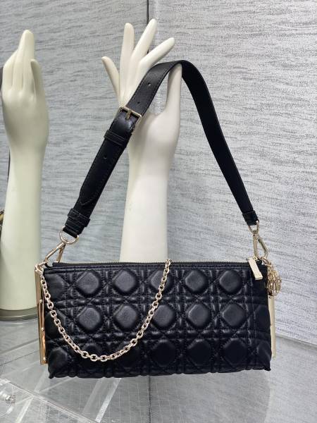 Handbag   Dior  size  27×12×5 cm