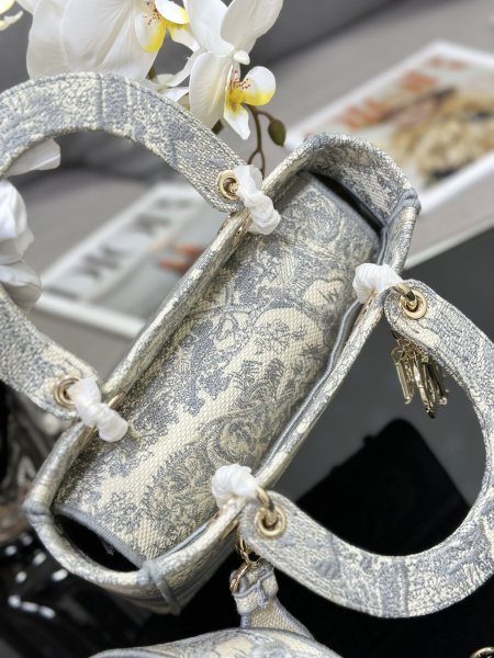 Handbag   Dior  M0565  size  24 x 20 x 11  cm