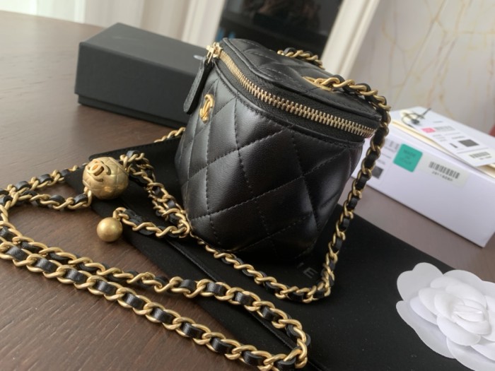Handbag   Chanel  size  8.5cmx11cmx7 cm